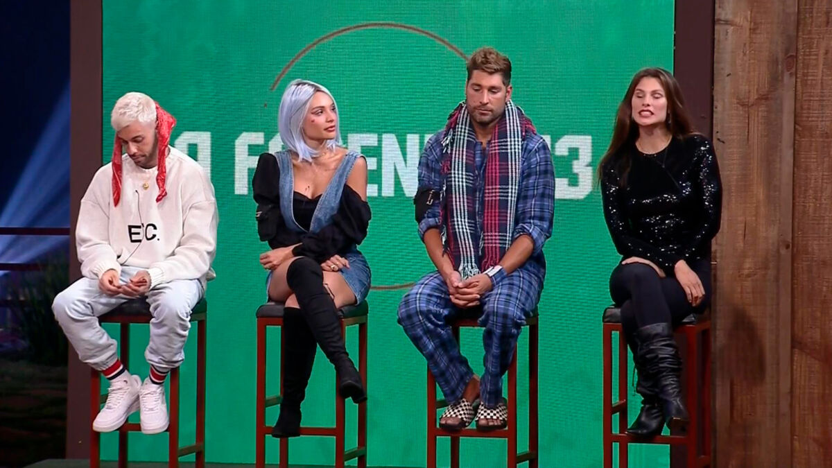 Gui Araújo de cabeça baixa, Aline Mineiro olhando para Victor Pecoraro, enquanto Dayane Mello fala na formação da quarta roça de A Fazenda 13