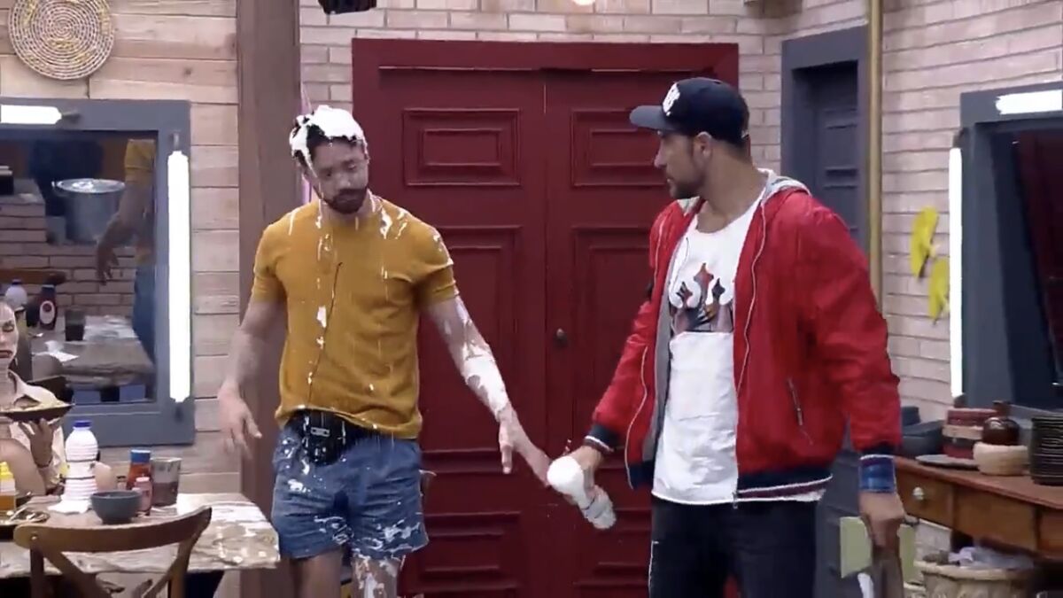 Victor resolveu se vingar de Rico após o fazendeiro jogar o café fora. O ator pegou uma garrafa de iogurte e deu um banho no humorista, que revidou.