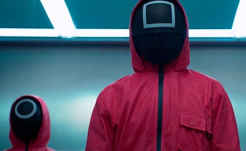 Duas pessoas de capacete, todas uniformizadas de vermelho, representam a equipe de trabalhadores da ilha de ‘Round 6’