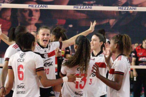 Jogadoras do Sesc-RJ/Flamengo comemorando vitória contra o Sesi-Bauru na temporada passada