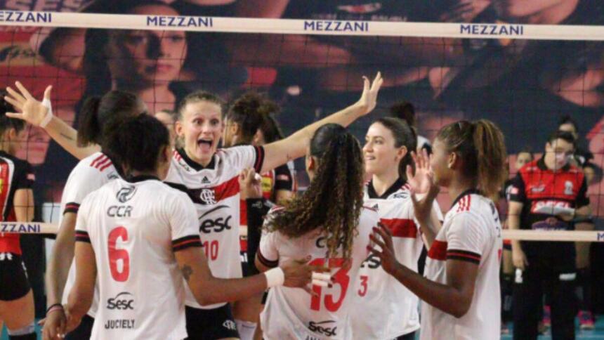 Jogadoras do Sesc-RJ/Flamengo comemorando vitória contra o Sesi-Bauru na temporada passada