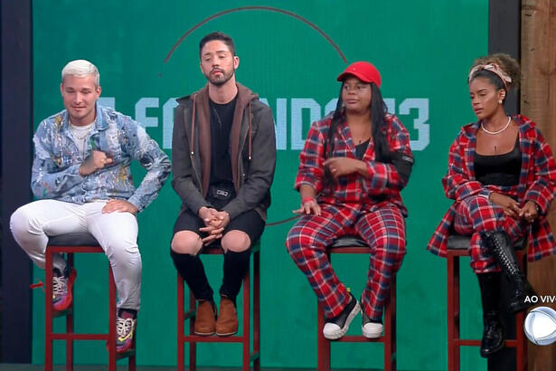 MC Gui, Rico, Tati e Sthe sentados no banquinho da sexta roça de A Fazenda 13
