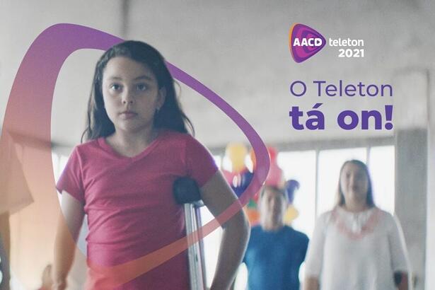 Menina de vermelho no Teleton 2021 com médicos atras