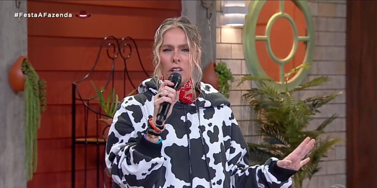 Adriane Galisteu no cenário de A Fazenda