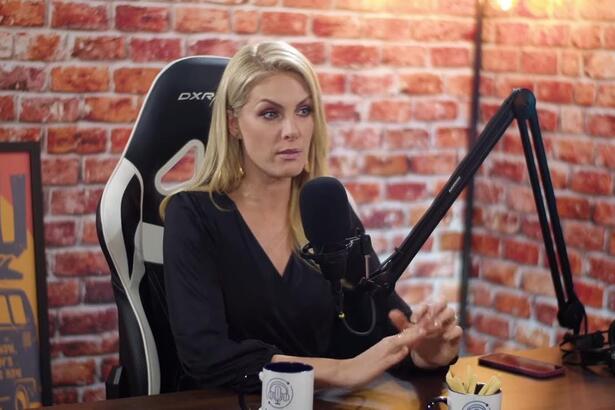 Ana Hickmann durante entrevista ao Link Podcast