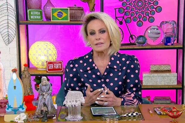 Ana Maria Braga sentada nos estúdios do Mais Você
