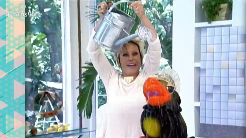 Ana Maria Braga dando um banho de regador no Louro José (Tom Veiga), em uma imagem de arquivo no Mais Você de homenagem a Tom Veiga