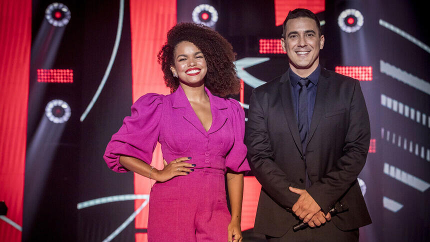 Jeniffer Nascimento e André Marques nos estúdios do The Voice Brasil