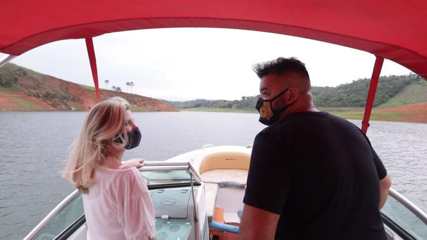 Camila Lucci em um barco na reportagem do Arquivo A na TV Aparecida