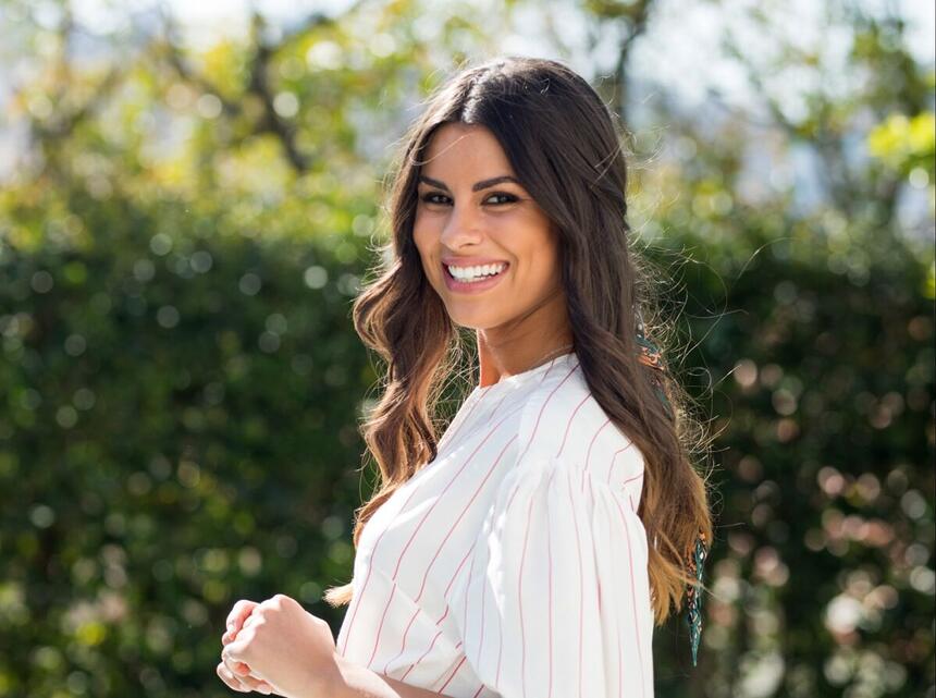 Carolina Loureiro posa de branco para foto, atriz é protagonista da novela 'Nazaré'