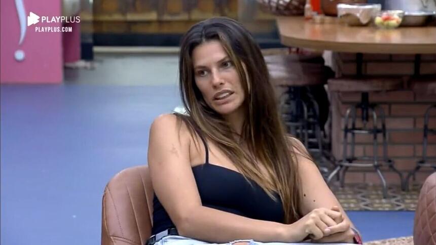 Dayane ao ser perguntada por MC Gui se ela daria uma nova jaqueta a Rico Melquiades, se recusou e disse que daria um soco.