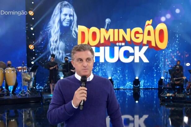 Luciano Huck nos estúdios do Domingão, em homenagem a Marília Mendonça