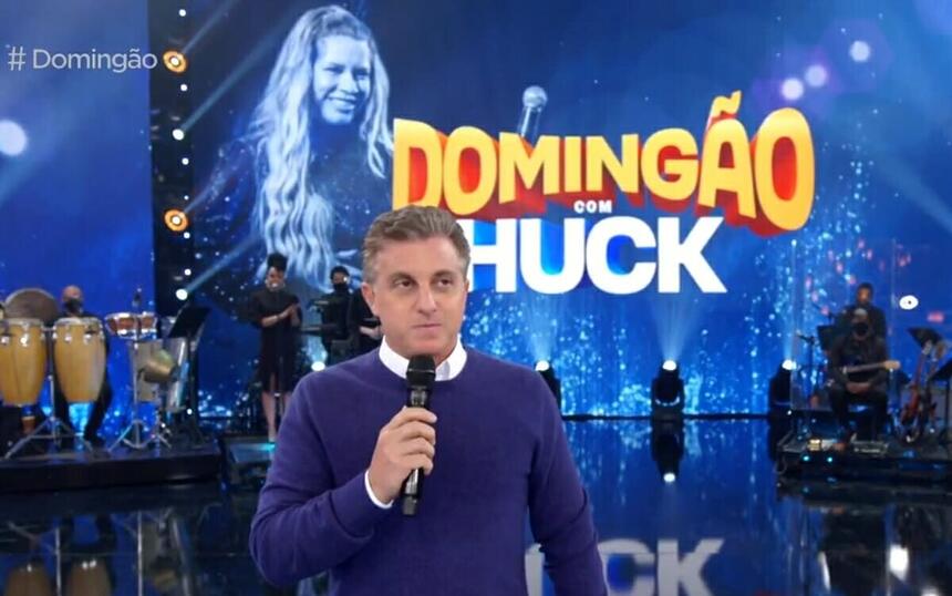 Luciano Huck nos estúdios do Domingão, em homenagem a Marília Mendonça