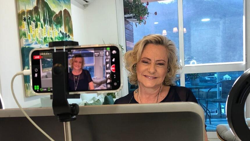 Elizabeth Savalla nos bastidores da gravação do Conversa com o Bial feita pelo celular