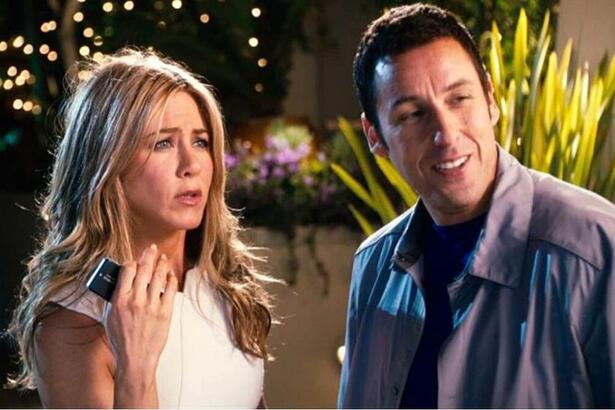 Jennifer Aniston e Adam Sandler em trecho do filme Esposa De Mentirinha