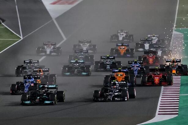 Carros de F1 na pista instante após a largada do GP do Catar