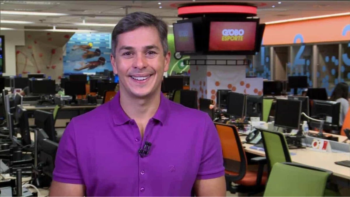 Ivan Moré durante chamada do Globo Esporte, direto da redação de esportes da TV Globo em São Paulo