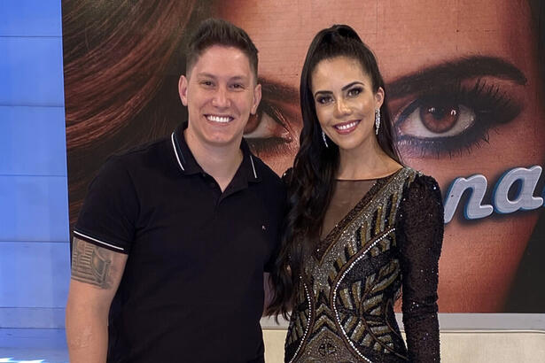 Jakson Follmann e Daniela Albuquerque nos estúdios do Sensacional