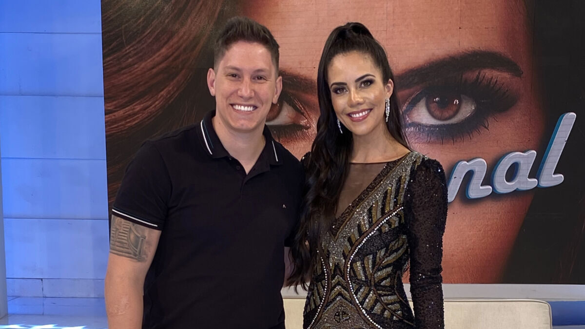 Jakson Follmann e Daniela Albuquerque nos estúdios do Sensacional