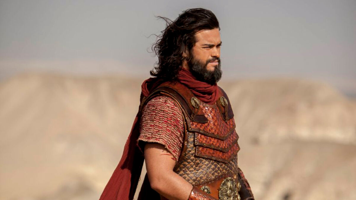 Sidney Sampaio como Josué, olhando para o infinito em cena da novela A Terra Prometida