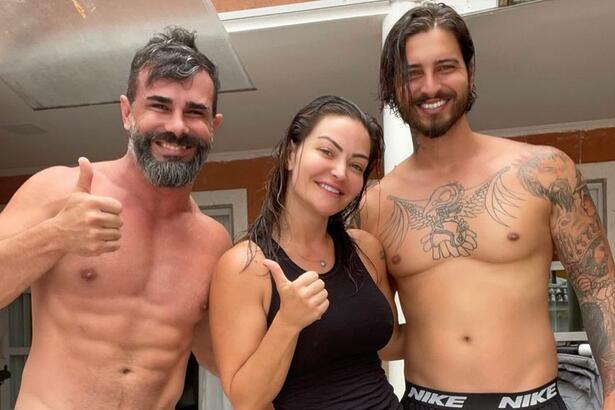 Laura Keller, Jorge Sousa e Gustavo Saad em foto posada. Os dois homens estão sem camisa