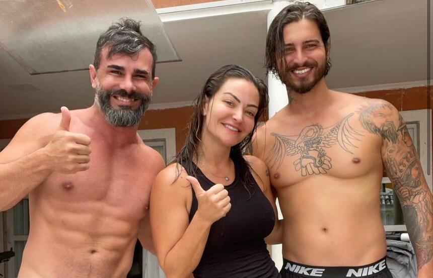 Laura Keller, Jorge Sousa e Gustavo Saad em foto posada. Os dois homens estão sem camisa