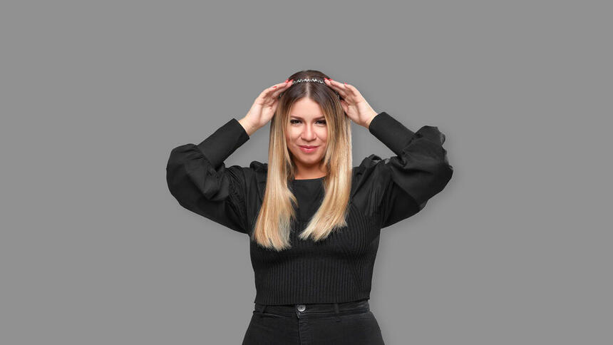 Marília Mendonça com a mão na cabeça em um ensaio fotográfico