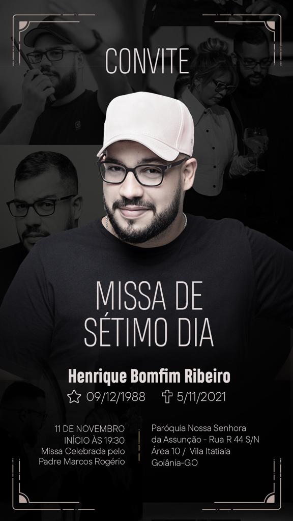Arte de divulgação da Missa de Sétimo Dia de Henrique Ribeiro, produtor de Marília Medonça. A imagem contém datas e horários da celebração religiosa, além de uma foto do produtor em preto e branco