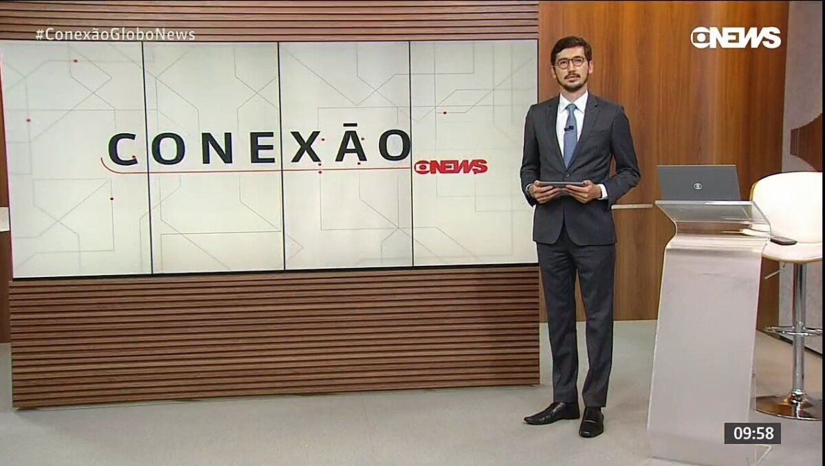 Nilson Klava em frente ao telão nos estúdios da GloboNews em Brasília, durante o Conexão GloboNews