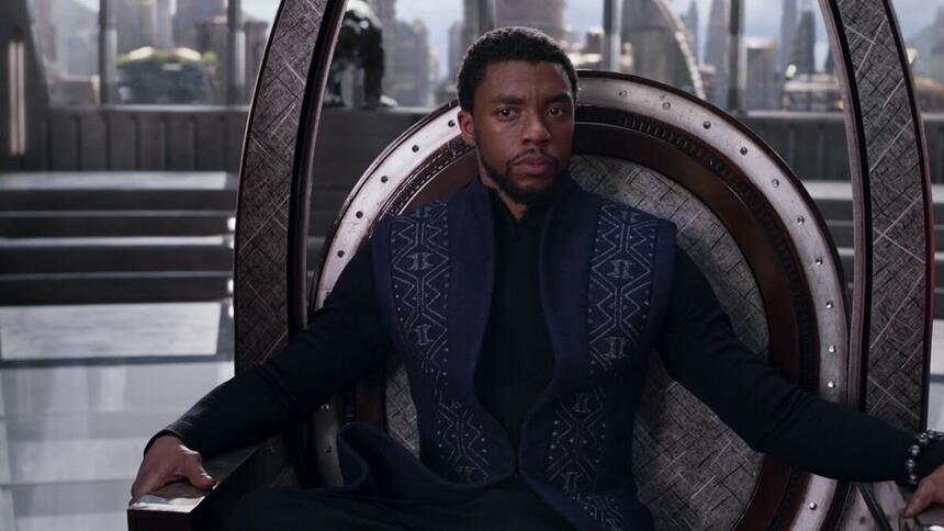 Chadwick Boseman em trecho do filme Pantera Negra