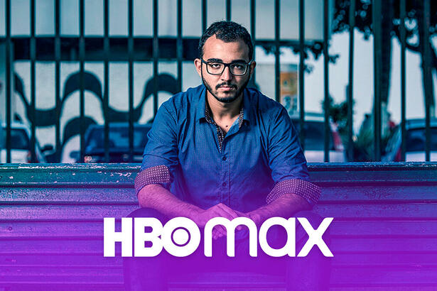 Autor de novelas Raphael Montes sentado em um banco de praça. Abaixo está o logo da HBO Max, streaming que contratou o autor