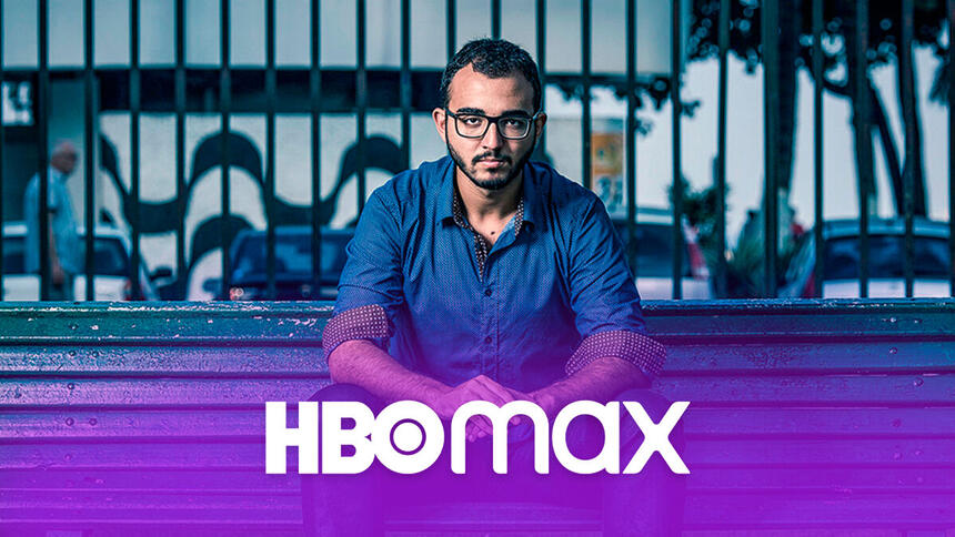 Autor de novelas Raphael Montes sentado em um banco de praça. Abaixo está o logo da HBO Max, streaming que contratou o autor