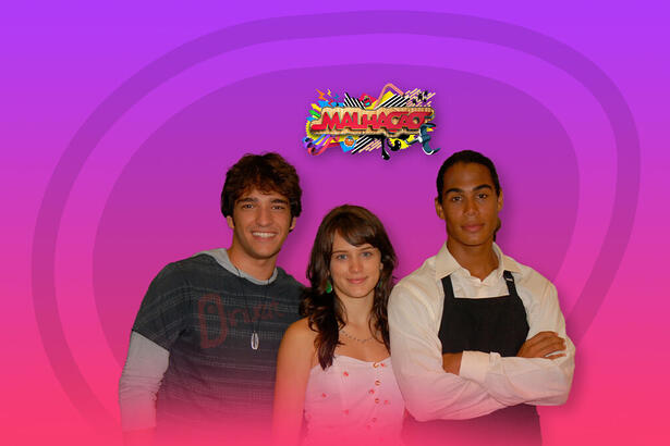 Protagonistas de Malhação 2009 ao lado do logo da novela para o resumo diário