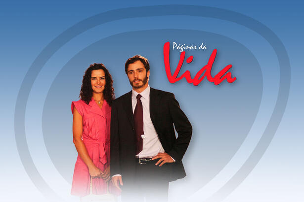 Protagonistas de Páginas da Vida ao lado do logo do resumo diário da novela exibida no canal Viva