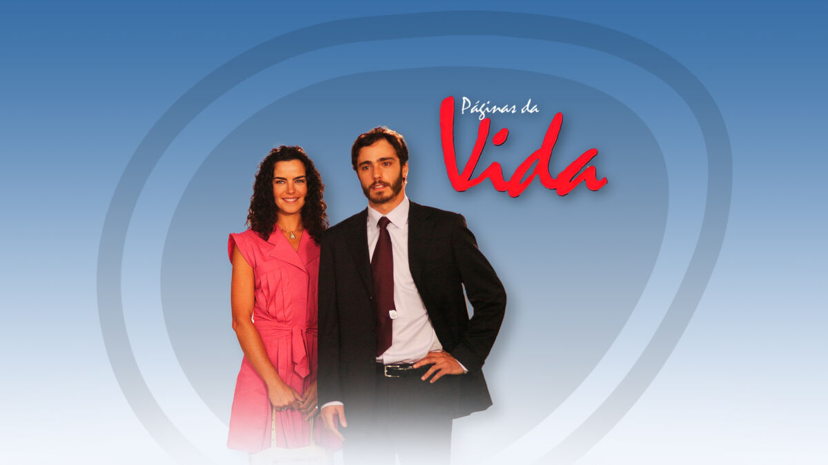 Protagonistas de Páginas da Vida ao lado do logo do resumo diário da novela exibida no canal Viva