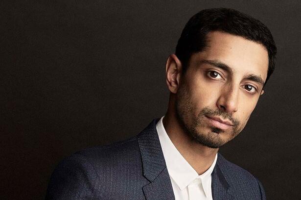 Riz Ahmed posa de terno e blusa branca para foto, ator é protagonista de 'Encounter' do Amazon Prime Video