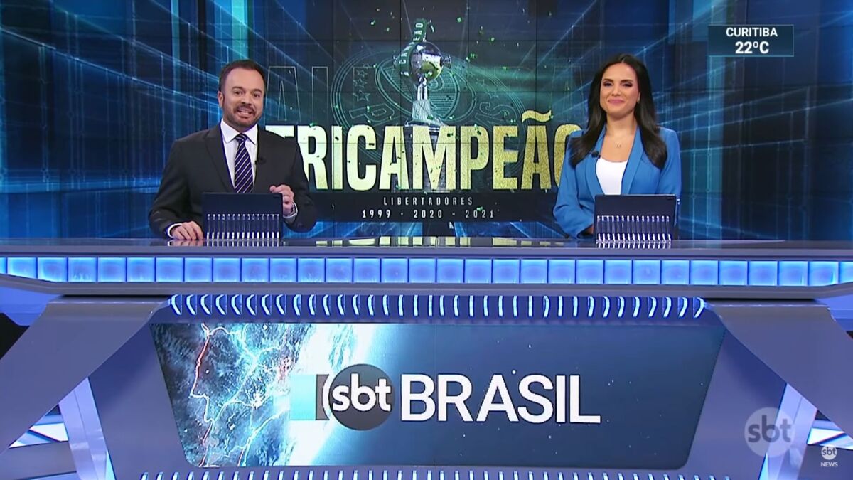 Marcelo Torres e Márcia Dantas sentados na bancada do SBT Brasil,