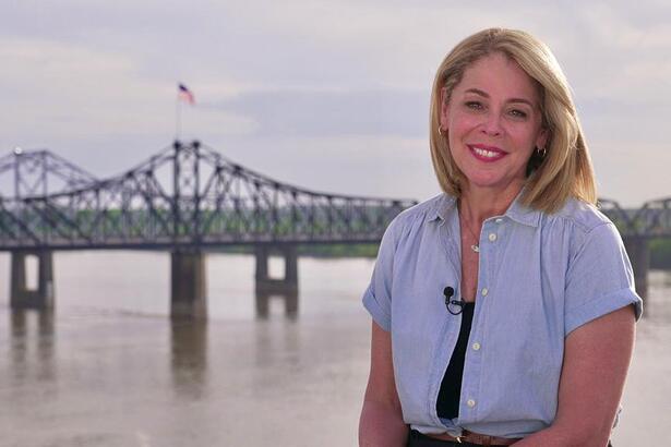 Sandra Coutinho as margens do rio Mississipi, nos Estados Unidos, em trecho do Globo Repórter