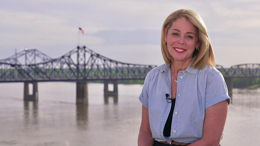 Sandra Coutinho as margens do rio Mississipi, nos Estados Unidos, em trecho do Globo Repórter