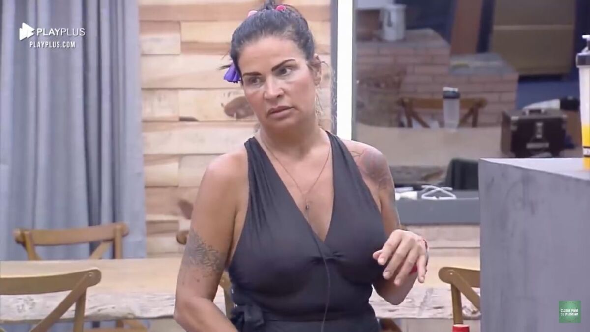 Solange ficou bastante irritada por não ter recebido ajuda no trato das aves em A Fazenda 13. Ao saber que MC Gui estava dormindo, questionou: "Tá cansado?".