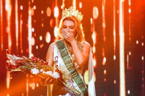 Teresa Santos durante a cerimônia de coroação do Miss Brasil