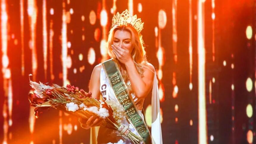 Teresa Santos durante a cerimônia de coroação do Miss Brasil