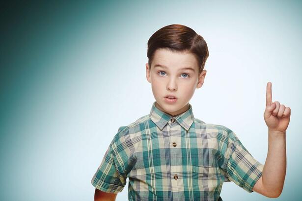 Iain Armitage posa com o dedo indicador para cima em foto de divulgação de 'Young Sheldon'