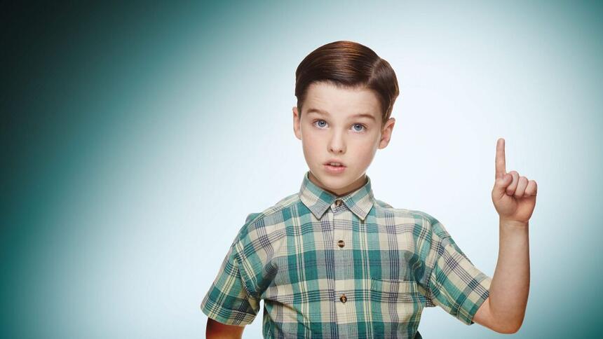 Iain Armitage posa com o dedo indicador para cima em foto de divulgação de 'Young Sheldon'