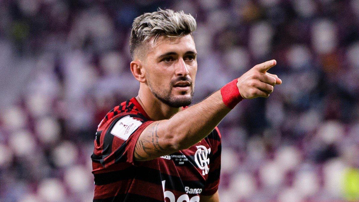 De Arrascaeta comemorando gol com a camisa do Flamengo