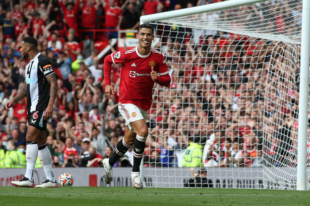 Cristiano Ronaldo comemorando gol com a camisa do Manchester United