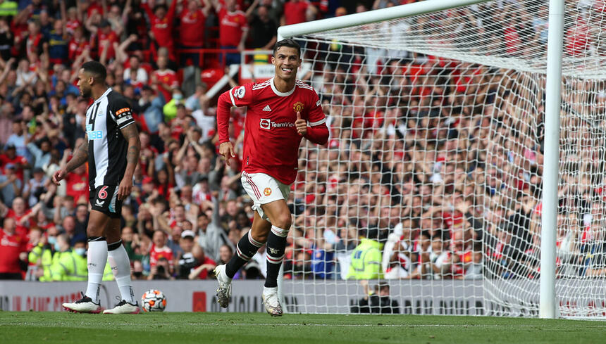 Cristiano Ronaldo comemorando gol com a camisa do Manchester United