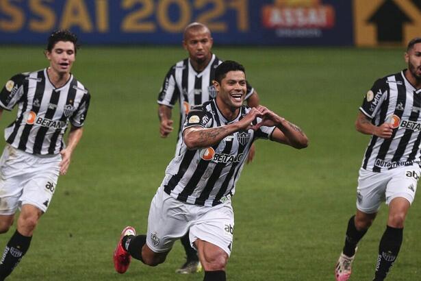 Huck comemorando um gol com a camisa do Atlético/MG