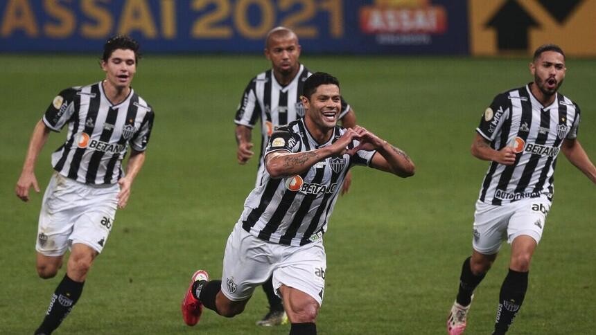 Huck comemorando um gol com a camisa do Atlético/MG