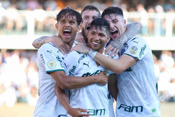 Rony, Raphael Veiga e outros jogadores do Palmeiras comemorando gol com a camisa do Palmeiras